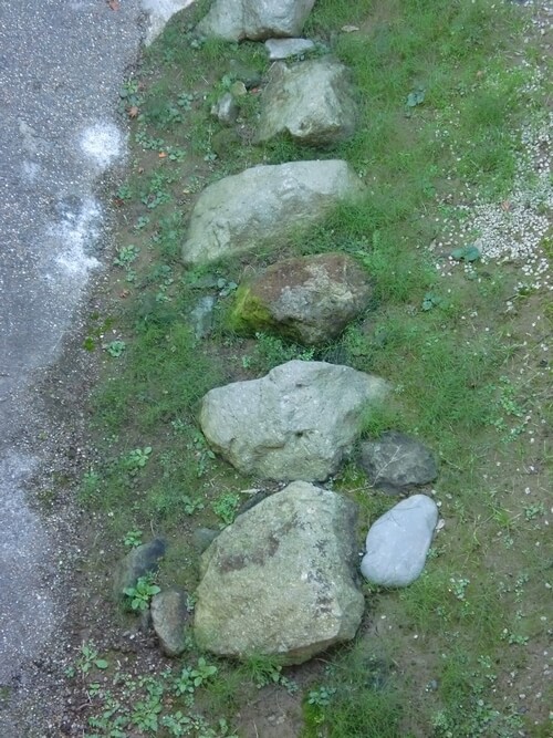 北の庄城跡の石