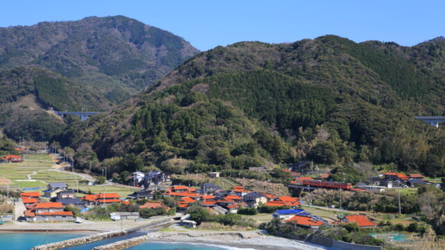 山陰本線「飯井駅」を俯瞰撮影