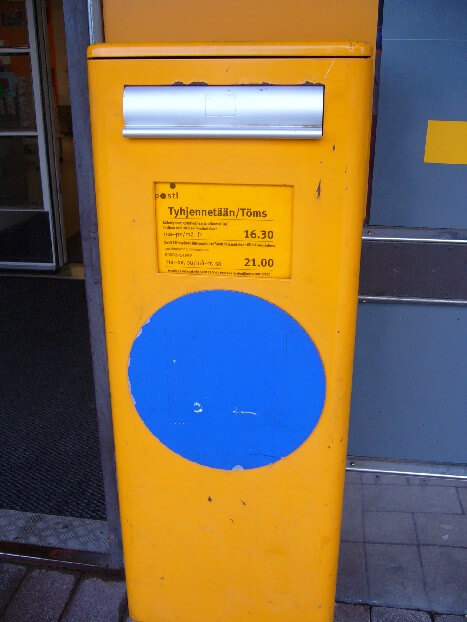ヘルシンキ中央郵便局前のポスト