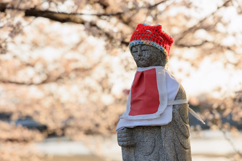 島田川河川公園の仏像と桜