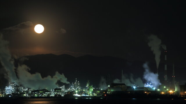 今朝の徳山 | 山口県周南市周南コンビナートの工場夜景と満月
