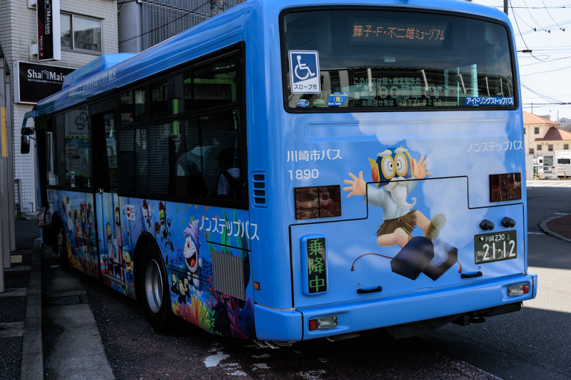 藤子・Ｆ・不二雄ミュージアム行のバス